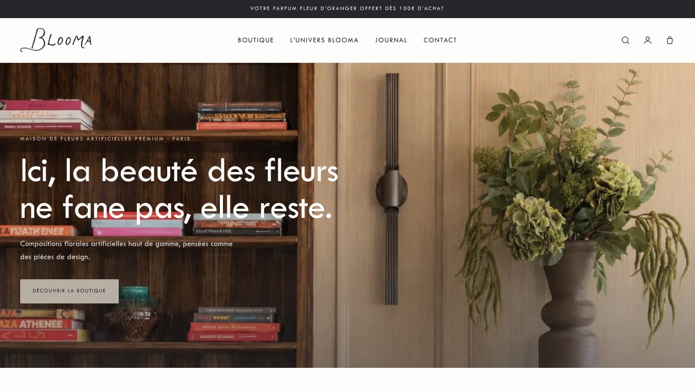 Blooma, page d'accueil : maison de fleurs artificielles premium à Paris, un bouquet d'hortensias dans un vase en grès